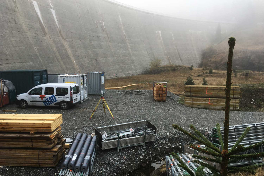Staumauer Isola San Bernardino, Vermessungstechnische Aufgaben, HMQ AG